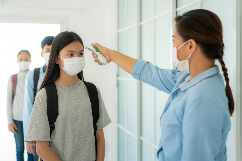 教育局局長楊潤雄今(7月10日)表示,全港中小學幼稚園下周一起提早放暑假。