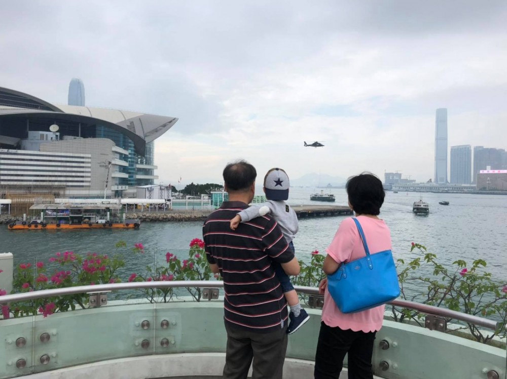 婆婆和公公幫忙湊孫。