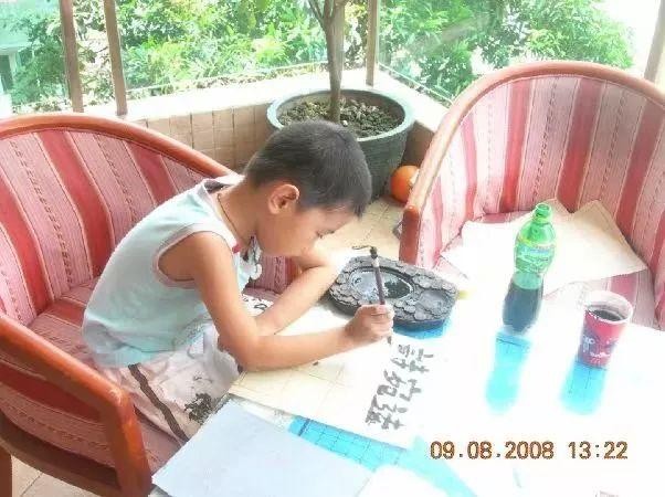 一得練習毛筆字。