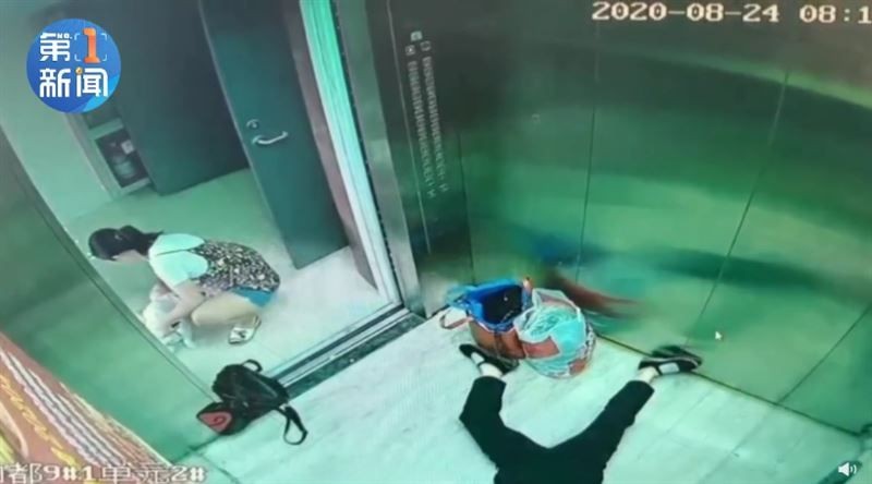 英勇媽媽置寶寶於一旁不顧進行搶救.