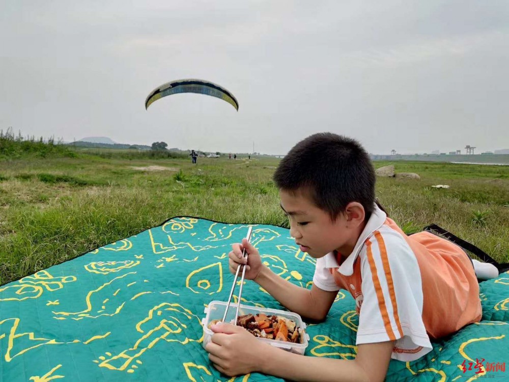 戶外野餐。