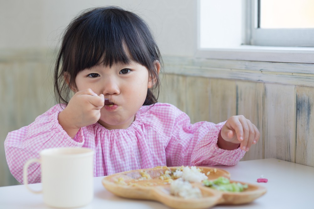 讓孩子養成自己吃飯的習慣。