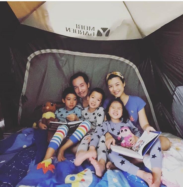 陳豪一家在帳篷內享受親子時間。