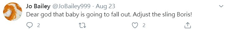 網民Jo Bailey更緊張表示：嬰兒會跌下來。 約翰遜快調校孭帶！