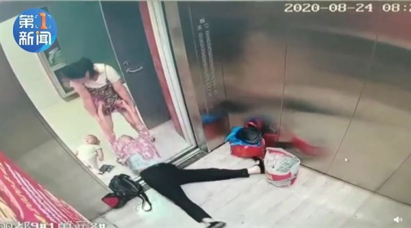 英勇媽媽置寶寶於一旁不顧進行搶救.