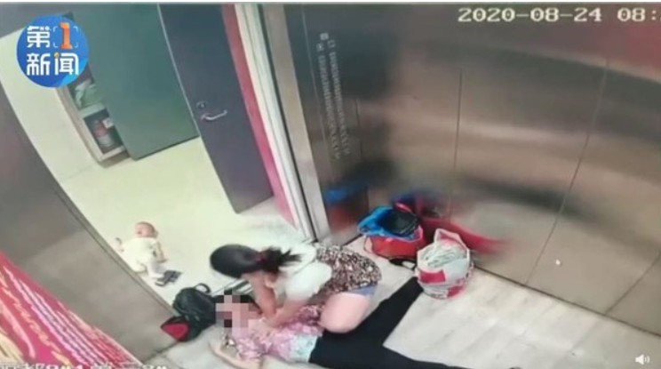 英勇媽媽置寶寶於一旁不顧進行搶救.