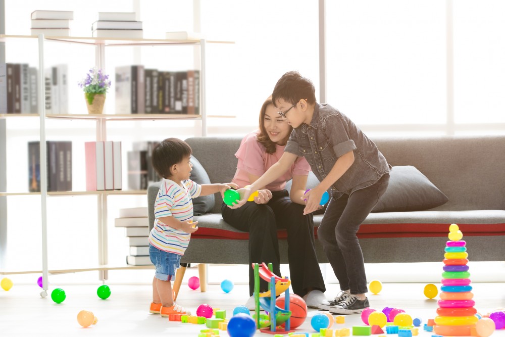 kids sharing toys.