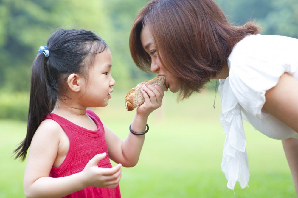 kids sharing foods.