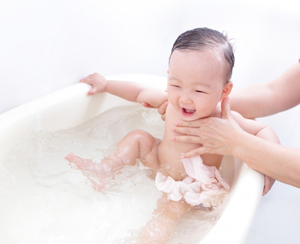 asian baby bathing 02.