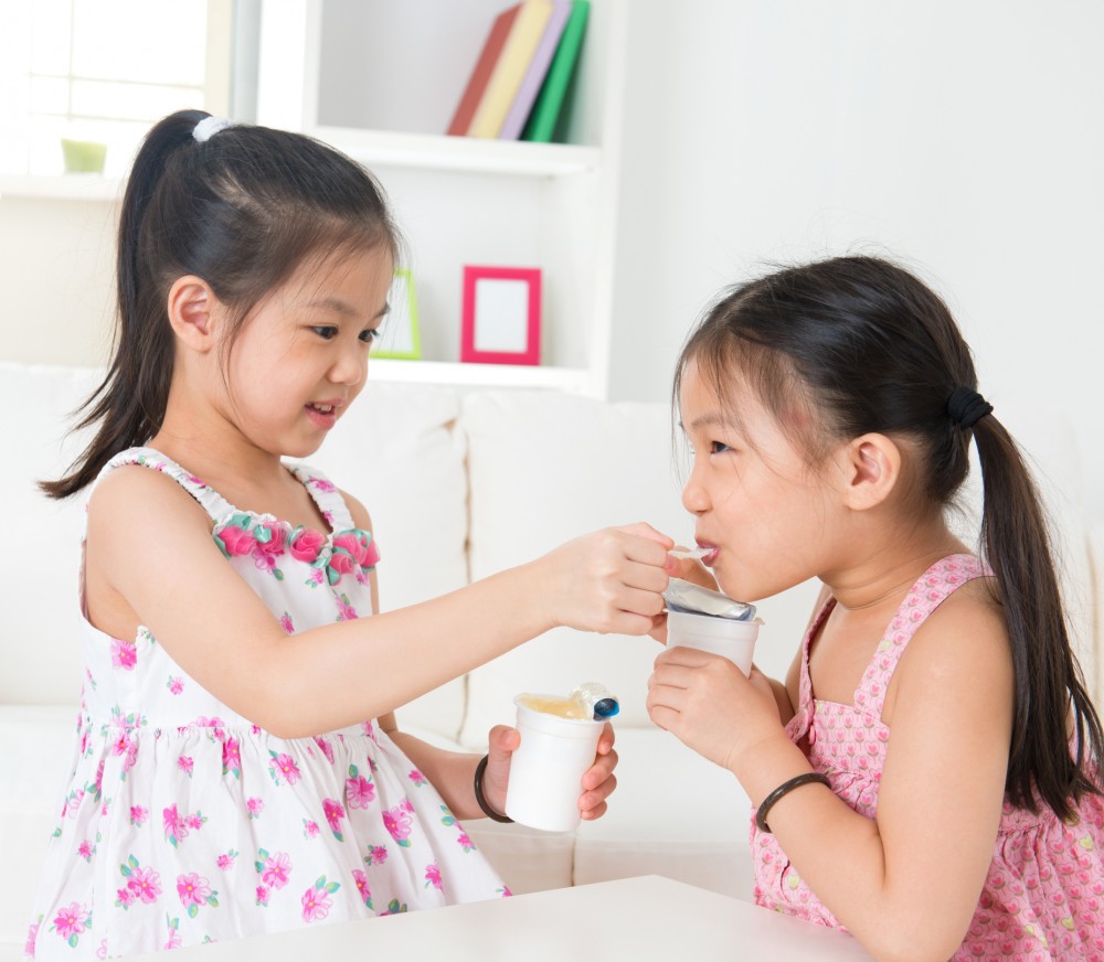 kids sharing foods.