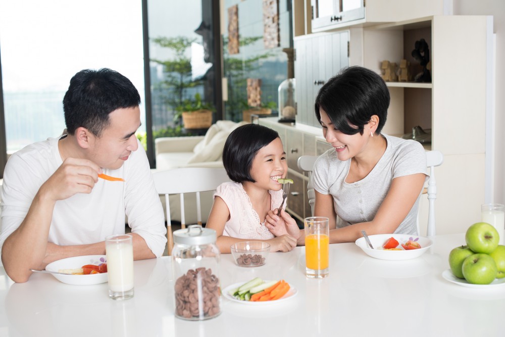 children eating great breakfast.