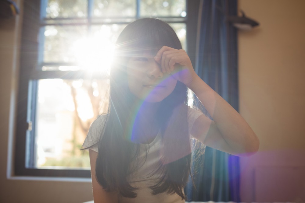 children wake up by sunlight.
