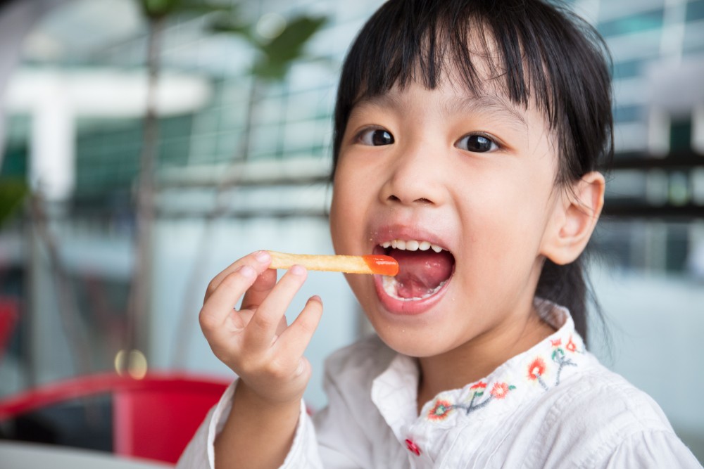 asian girl eat chips 2.