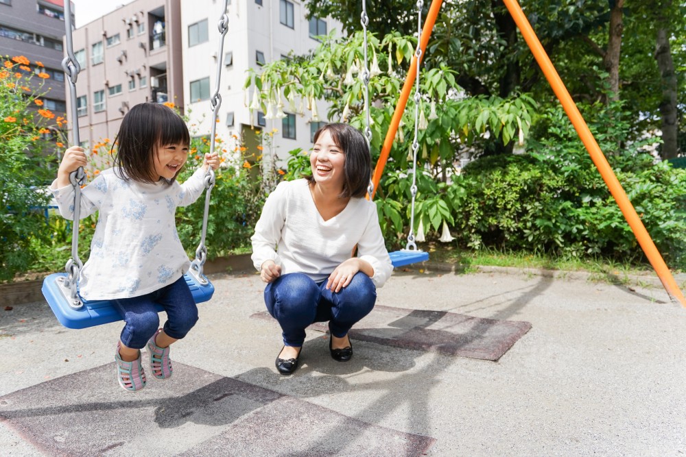 kids playing swings.