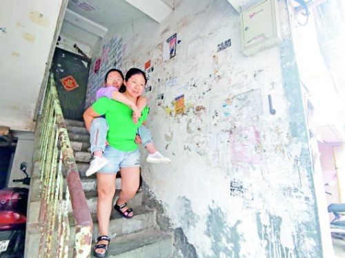 從小學到高中，姜玉榮每天都背鄒怡芳上學。