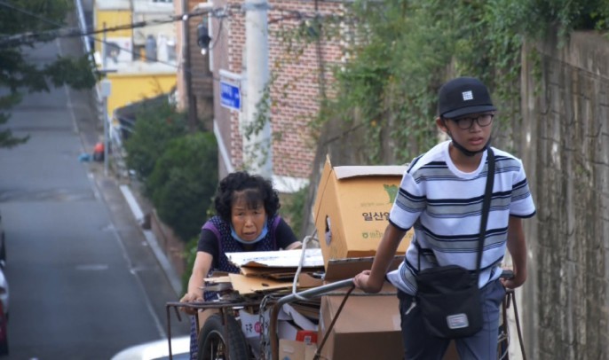 兩婆孫一起拾荒。