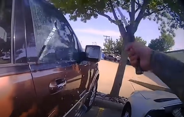 警員決定敲破車窗。