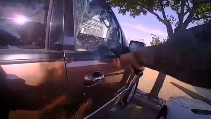 警員在現場發現女嬰獨留車上。