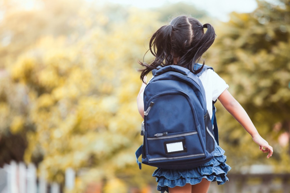 girl go to school.