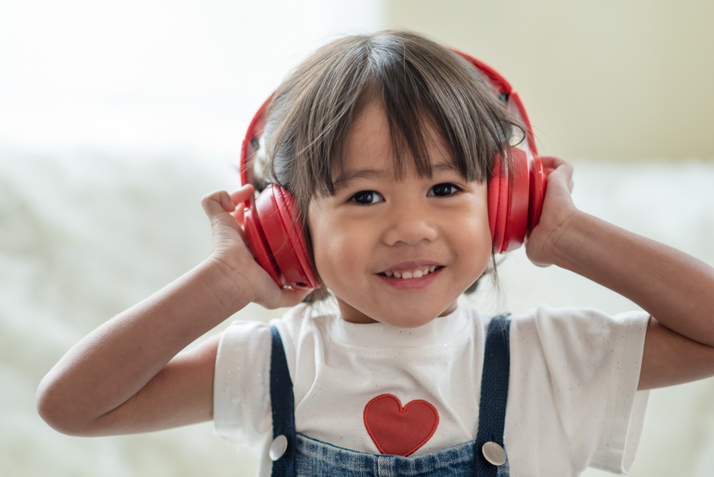kids listen music