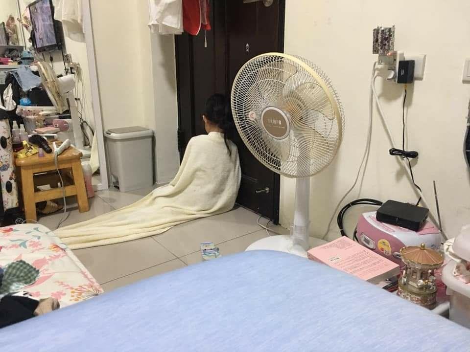 女兒看劇入戲太深在家上演主角昏倒劇情