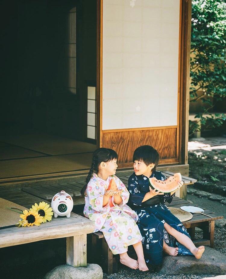 小兄妹。