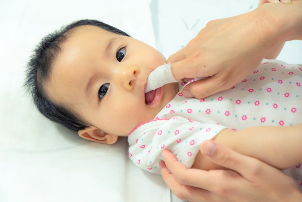 baby brush teeth