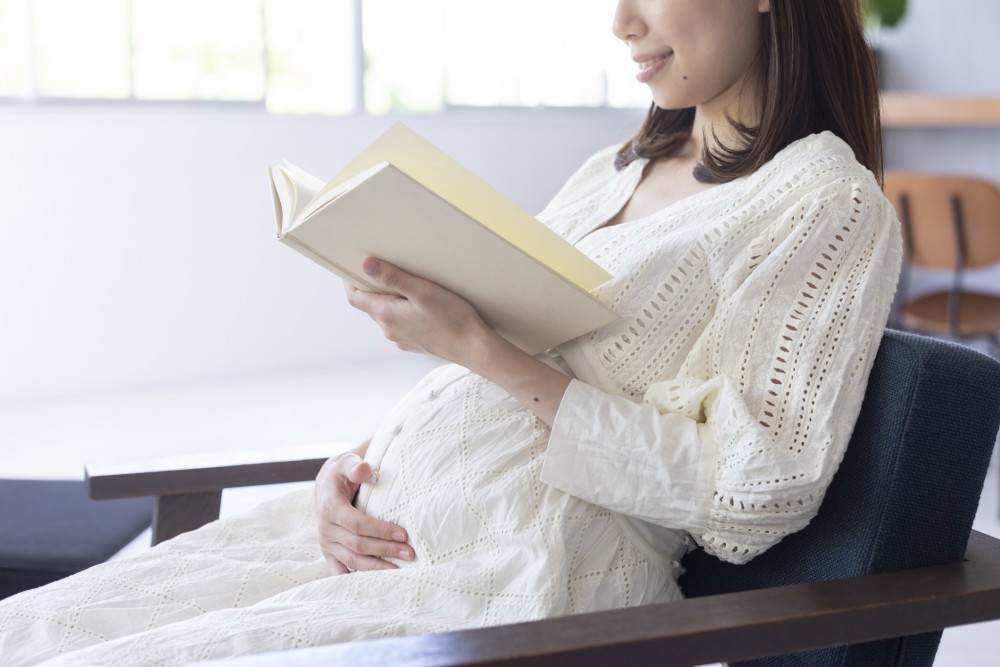 pregnant woman read