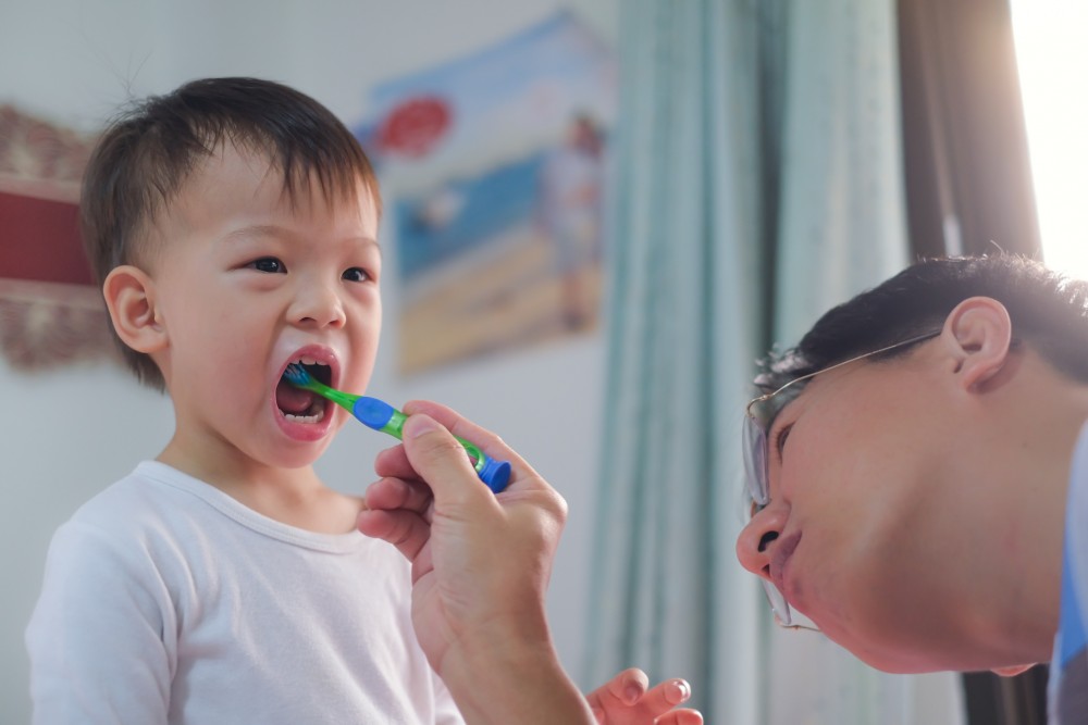 dad help brush teeth