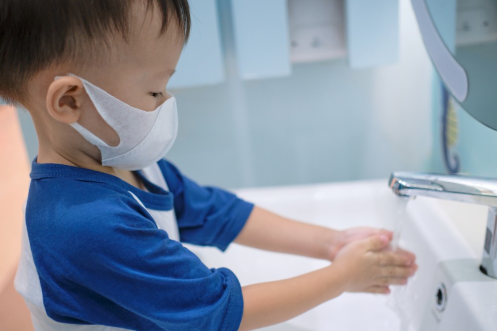 kids washing hands