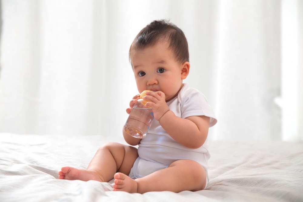 baby drink water