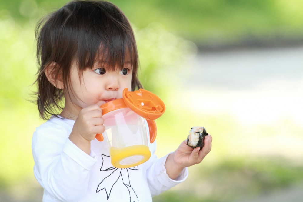 kids drink water