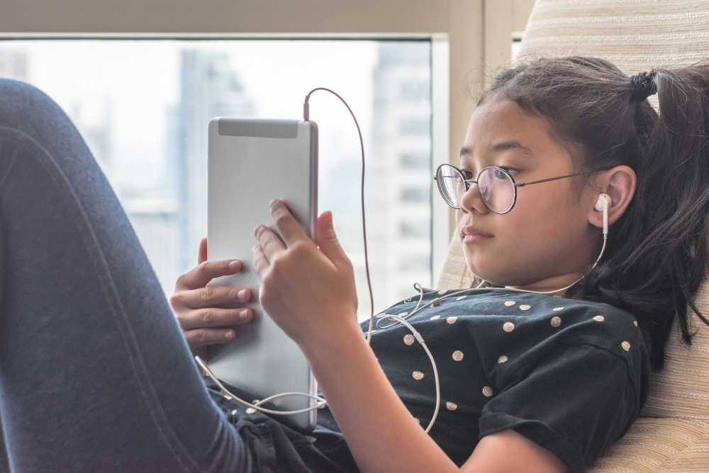 kid read news