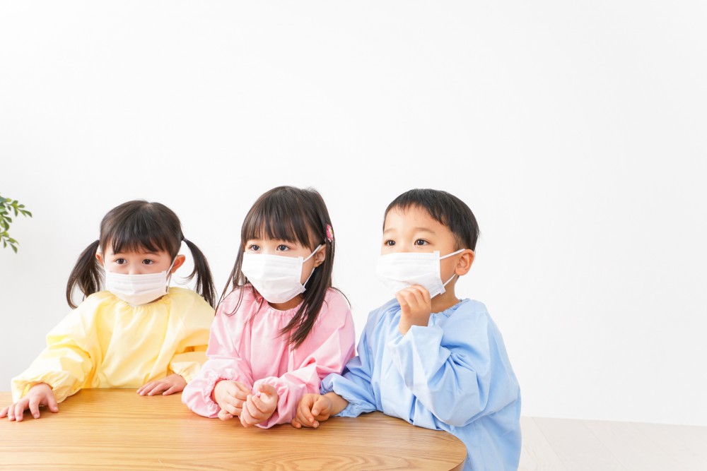 「上呼吸道感染」一般會自然痊癒，但亦可能會誘發中耳炎、鼻竇炎、哮喘發作及肺炎，家長不能掉以輕心。
