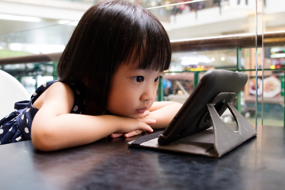 kid use tablet