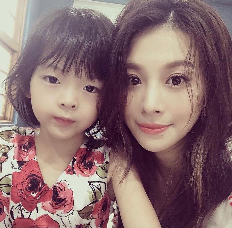 台星媽媽和女兒。