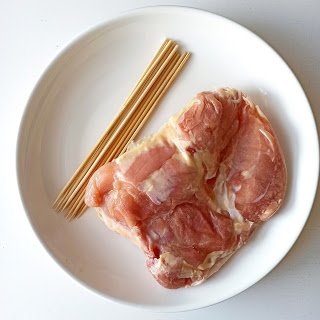 準備竹籤和雞扒肉