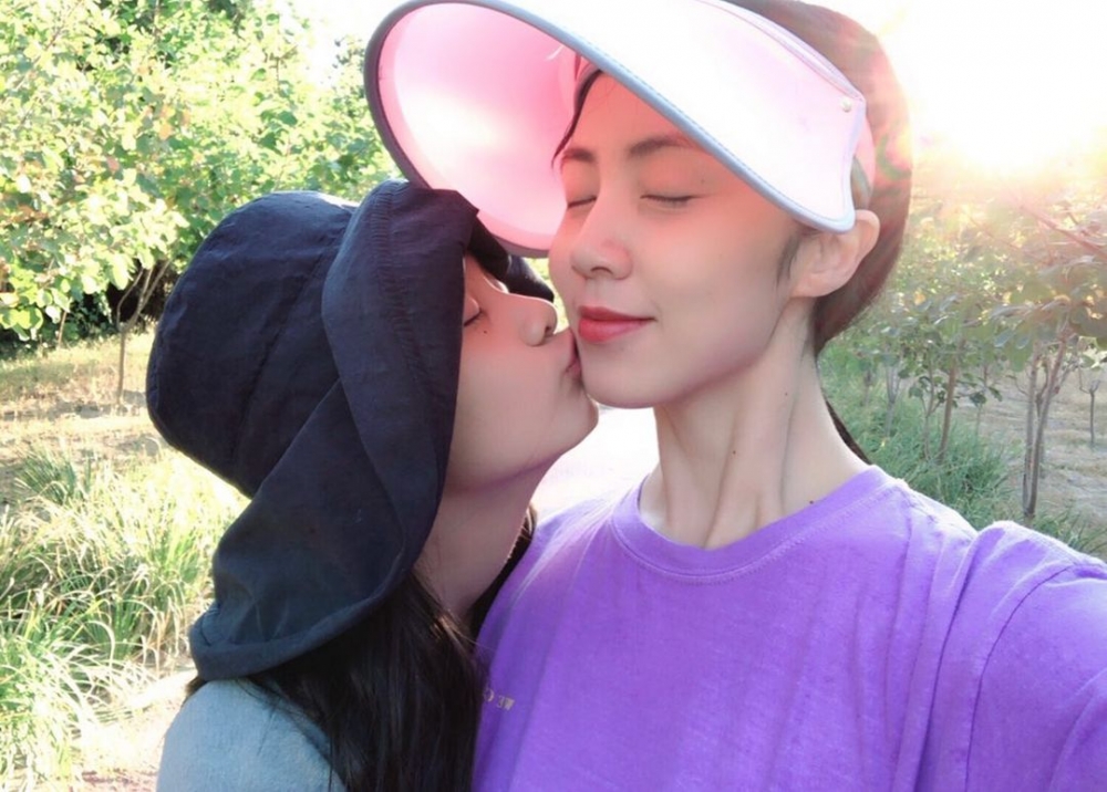 第二輯的多多(黃憶慈),當時只有8歲的她與爸爸黃磊一起拍攝,成熟懂事的模樣得到觀眾喜愛。