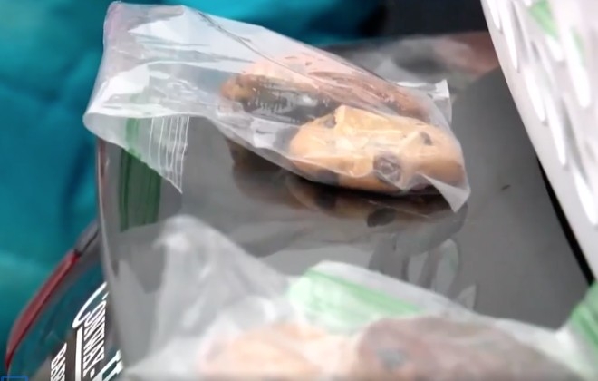 凱莉的舉動經過媒體報道後，不少善心民眾刻意駕車前來，找她買曲奇。