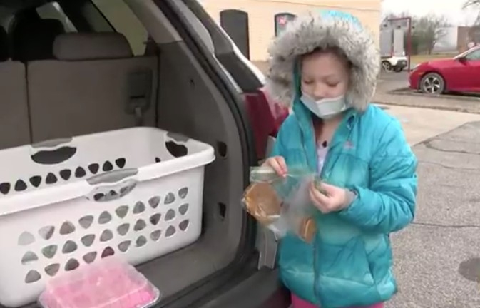 9歲女兒凱莉不僅年紀少少失去至親，更懂事地撐起頭家，決定製作曲奇到街上售賣。