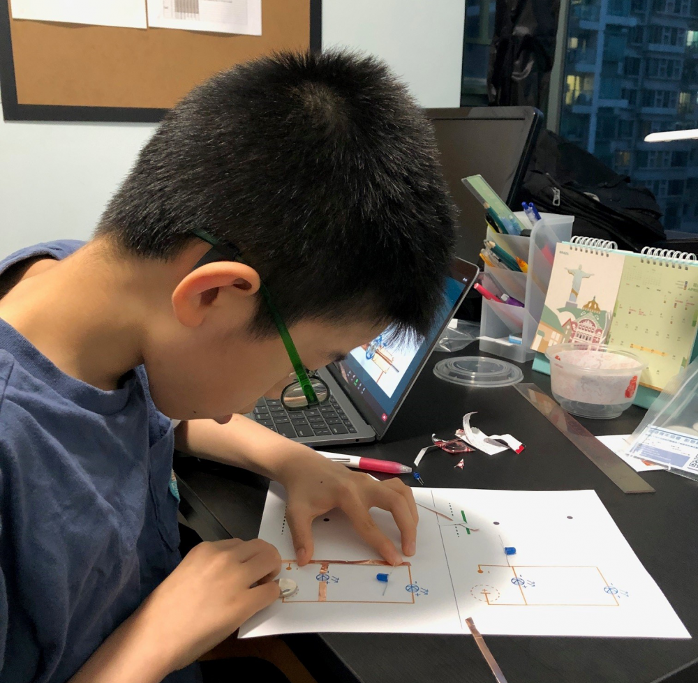 製作材料包預先送到學生手上，學生可與導師在網 上教室內互動，在家動手製作電路，學習科學知識。