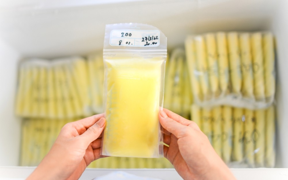 在奶袋貼上日期,先食用較早的奶