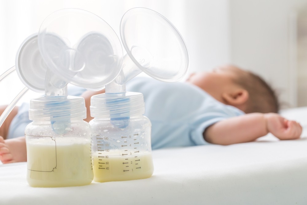 母乳應該裝置在不含雙酚A（BPA）的母乳儲存器或儲存袋中