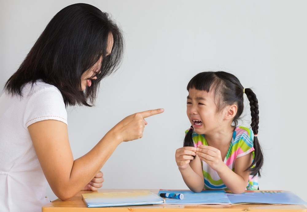 面對小孩說謊,父母要冷靜,並換位思考,與小孩一起解決困難。