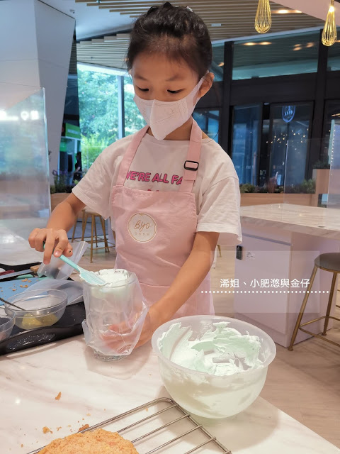 一張含有 個人, 桌, 室內, 食物 的圖片 自動產生的描述