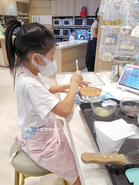 一張含有 文字, 桌, 個人, 室內 的圖片 自動產生的描述