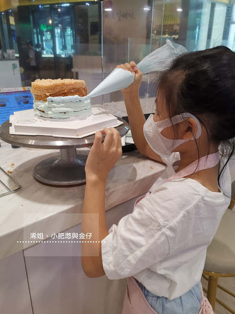 一張含有 文字, 個人, 室內 的圖片 自動產生的描述