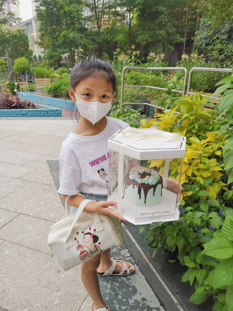 一張含有 室外, 地面, 小, 小男孩 的圖片 自動產生的描述