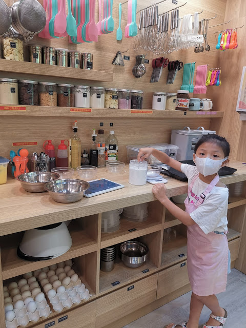 一張含有 文字, 室內, 個人, 架子 的圖片 自動產生的描述