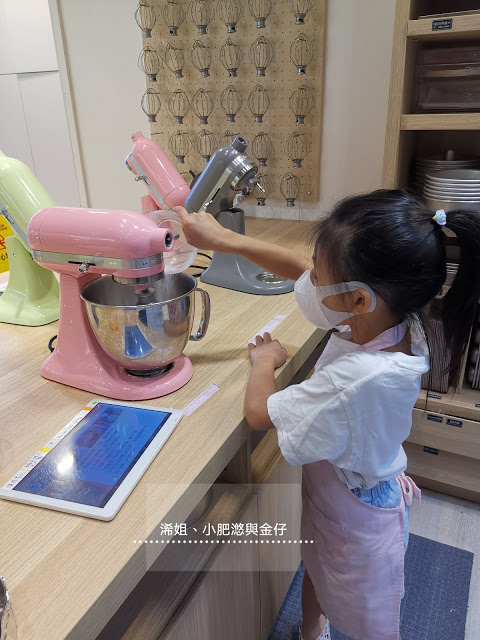 一張含有 個人, 室內, 牆 的圖片 自動產生的描述